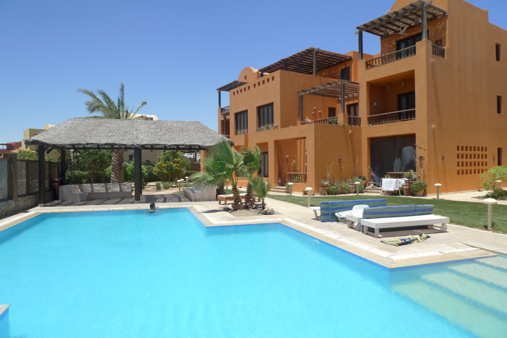 Beautiful swimming pool of property to buy in El Gouna South Marina with El Gouna mountain in the background