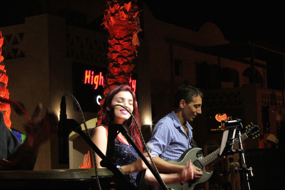 Girl singing in El Gouna with live band